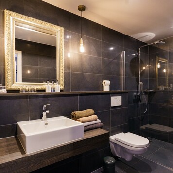 bathroom with rainshower