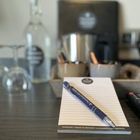 businesskamer met bureau en snelle wifi